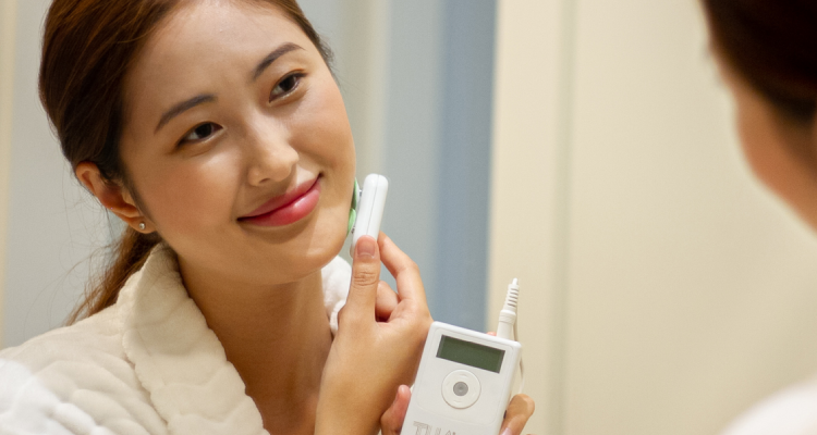 Mobile banner showcasing the best skincare device by TUA